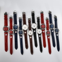 【赵丽颖同款】Longines浪琴 名匠系列情侣‍‍腕表。全新浪琴名匠月相腕表系列。 诠释女性高贵典雅。精钢表壳直径：34毫米尺寸。官方一致6字位月相1-31日期显示功能。进口石英机芯。三码合一。采用进口头层牛皮、原装蝴蝶扣。珍珠母贝表盘在女表中是运用较多的元素，浪琴为其搭配了12颗钻石时标，将女性魅力发挥到极致。盘面6点钟位置的小表盘显示月相和日期，兼顾实用性和浪漫感，精巧别致。字表盘扫描打版，颜色、“麦粒”格纹深浅、内影字体大小粗细与正品完全一致。 三码合一认准编号