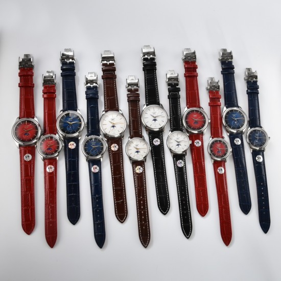 【赵丽颖同款】Longines浪琴 名匠系列情侣腕表。全新浪琴名匠月相腕表系列。 诠释女性高贵典雅。精钢表壳直径:34毫米尺寸。官方一致6字位月相1-31日期显示功能。进口石英机芯。三码合一。采用进口头层牛皮、原装蝴蝶扣。珍珠母贝表盘在女表中是运用较多的元素,浪琴为其搭配了12颗钻石时标,将女性魅力发挥到极致。盘面6点钟位置的小表盘显示月相和日期,兼顾实用性和浪漫感,精巧别致。字表盘扫描打版,颜色、“麦粒”格纹深浅、内影字体大小粗细与正品完全一致。 三码合一认准编号 【赵丽颖同款】Longines浪琴 名匠系列情侣腕表。全新浪琴名匠月相腕表系列。 诠释女性高贵典雅。精钢表壳直径:34毫米尺寸。官方一致6字位月相1-31日期显示功能。进口石英机芯。三码合一。采用进口头层牛皮、原装蝴蝶扣。珍珠母贝表盘在女表中是运用较多的元素,浪琴为其搭配了12颗钻石时标,将女性魅力发挥到极致。盘面6点钟位置的小表盘显示月相和日期,兼顾实用性和浪漫感,精巧别致。字表盘扫描打版,颜色、“麦粒”格纹深浅、内影字体大小粗细与正品完全一致。 三码合一认准编号