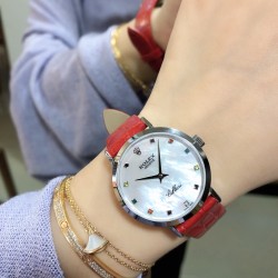 实拍 劳力士2020新品女性腕表 高级腕表ROLEX，一见倾心。劳力士切利尼女款奢华版惊艳上市，表面镶嵌12颗施洛华世奇彩钻，蕴意生命多姿多彩。表盘32尺寸，适配所有女神的手腕。手表搭载进口9015机芯，厚度仅为8毫米，足够薄，让您佩戴更舒适！