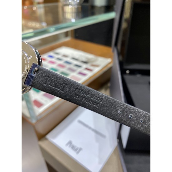 全网女生听我的!买它…❤️。 伯爵“时来运转”顶级奢侈品入门款精致的 29mm尺寸大小!第一眼看到它的时候我一眼就中,首先是外观设计足够百搭,➕上外层一圈可来回转动 很有寓意、一起“转动,遇见非凡”。上手很秀气,彩色鳄鱼皮可轻松拆卸 看上去就高端,机芯采用瑞士进口石英机芯,螺旋式表圈316L精钢打磨抛光 表面光亮如镜、表盘内圈钻石刻度 11颗⭕️圆形美钻(约0.07克拉)外圈一颗圆形美钻(约0.05克拉) 全网女生听我的!买它…❤️。 伯爵“时来运转”顶级奢侈品入门款精致的 29mm尺寸大小!第一眼看到它的时候我一眼就中,首先是外观设计足够百搭,➕上外层一圈可来回转动 很有寓意、一起“转动,遇见非凡”。上手很秀气,彩色鳄鱼皮可轻松拆卸 看上去就高端,机芯采用瑞士进口石英机芯,螺旋式表圈316L精钢打磨抛光 表面光亮如镜、表盘内圈钻石刻度 11颗⭕️圆形美钻(约0.07克拉)外圈一颗圆形美钻(约0.05克拉)
