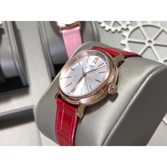 实拍【IWC 2019推出女士全新 Portofino波涛菲诺系列】1⃣️:壳套尺寸34mm/8.8mm采用316精钢材质打磨,每个壳套全程CNC处理所有细节达到完美2⃣️:采用进口日本9015天文台级别经过本厂严格把控 调试 达到零返修稳定性3⃣️:采用瑞士蓝宝石镜面 通透明亮4⃣️字面采用简洁的条丁罗马和表盘十二颗 设计呈现出精致典雅之感5⃣️:表带采用原装快速更换系统 搭配意大利小牛皮皮质柔软细腻:有六种颜色可选(绿色,兰色,黑色,深棕,酒红,粉色)6⃣️:原装表扣采用316精钢材质打磨 实拍【IWC 2019推出女士全新 Portofino波涛菲诺系列】1⃣️:壳套尺寸34mm/8.8mm采用316精钢材质打磨,每个壳套全程CNC处理所有细节达到完美2⃣️:采用进口日本9015天文台级别经过本厂严格把控 调试 达到零返修稳定性3⃣️:采用瑞士蓝宝石镜面 通透明亮4⃣️字面采用简洁的条丁罗马和表盘十二颗 设计呈现出精致典雅之感5⃣️:表带采用原装快速更换系统 搭配意大利小牛皮皮质柔软细腻:有六种颜色可选(绿色,兰色,黑色,深棕,酒红,粉色)6⃣️:原装表扣采用316精钢材质打磨