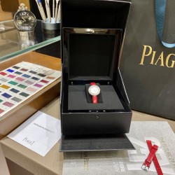 全网女生听我的！买它…❤️。     伯爵“时来运转”顶级奢侈品入门款精致的 29mm尺寸大小！第一眼看到它的时候我一眼就中，首先是外观设计足够百搭，➕上外层一圈可来回转动 很有寓意、一起“转动，遇见非凡”。上手很秀气，彩色鳄鱼皮可轻松拆卸 看上去就高端，机芯采用瑞士进口石英机芯，螺旋式表圈316L精钢打磨抛光 表面光亮如镜、表盘内圈钻石刻度 11颗⭕️圆形美钻（约0.07克拉）外圈一颗圆形美钻（约0.05克拉）