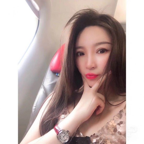 实拍 卡地亚钥匙系列新款即将出货,今天给大家推荐的这款卡地亚钥匙系列腕表保留了卡地亚的经典设计:阿拉伯数字时标和剑形蓝钢指针,形似钥匙的表冠顶端镶嵌一颗蓝宝石,雕纹表盘上带有太阳纹饰,6点钟位置为日期显示窗口,腕表搭配鳄鱼皮表带,进口自动机械机芯,316精钢表壳,31毫米尺寸,使用鲍鱼壳形,经典的设计辨识度很,并且适合任何场合佩戴,是一款性价比很高的腕表。 实拍 卡地亚钥匙系列新款即将出货,今天给大家推荐的这款卡地亚钥匙系列腕表保留了卡地亚的经典设计:阿拉伯数字时标和剑形蓝钢指针,形似钥匙的表冠顶端镶嵌一颗蓝宝石,雕纹表盘上带有太阳纹饰,6点钟位置为日期显示窗口,腕表搭配鳄鱼皮表带,进口自动机械机芯,316精钢表壳,31毫米尺寸,使用鲍鱼壳形,经典的设计辨识度很,并且适合任何场合佩戴,是一款性价比很高的腕表。