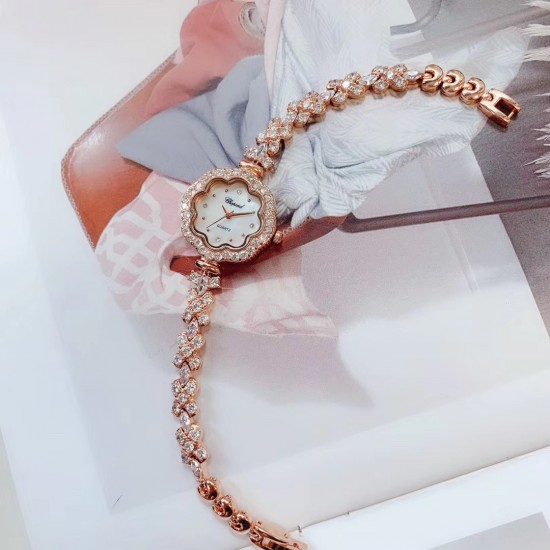 肖帮 手链系列✨高端大气✨全新上市品牌:肖邦- Chopard 款式:女士腕表(高端大气)机芯:进口石英机芯材料:镀膜高密度镜面,铜壳,钢扣底盖:密底表带:斯华诺世奇水晶钻表带表扣:原装折叠扣尺寸:直径26mm 厚度7.5mm 肖帮 手链系列✨高端大气✨全新上市品牌:肖邦- Chopard 款式:女士腕表(高端大气)机芯:进口石英机芯材料:镀膜高密度镜面,铜壳,钢扣底盖:密底表带:斯华诺世奇水晶钻表带表扣:原装折叠扣尺寸:直径26mm 厚度7.5mm