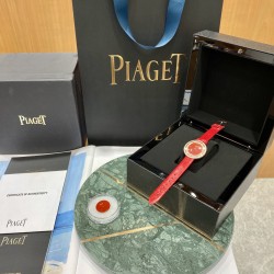 伯爵“时来运转”顶级奢侈品入门款四月季新配色 “红色玛瑙”表面 骄阳年华第一眼看到它的时候我一眼就中，首先是外观设计足够百搭，旋转式表圈可自由转动，外层一圈可来回转动 很有寓意、一起“转动，遇见非凡”。百搭中号34尺寸！上手很秀气，宝蓝色鳄鱼皮可轻松拆卸 看上去就高端，机芯采用瑞士进口石英机芯，螺旋式表圈316L精钢打磨抛光 表面光亮如镜、表盘内圈钻石刻度 11颗⭕️圆形美钻、外圈42颗圆形美钻