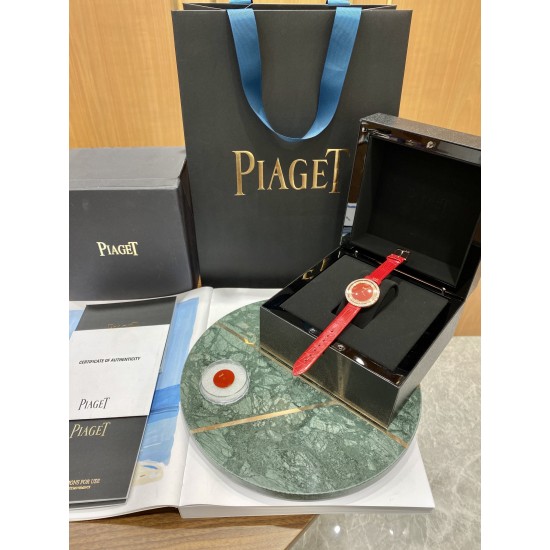 伯爵“时来运转”顶级奢侈品入门款四月季新配色 “红色玛瑙”表面 骄阳年华第一眼看到它的时候我一眼就中,首先是外观设计足够百搭,旋转式表圈可自由转动,外层一圈可来回转动 很有寓意、一起“转动,遇见非凡”。百搭中号34尺寸!上手很秀气,宝蓝色鳄鱼皮可轻松拆卸 看上去就高端,机芯采用瑞士进口石英机芯,螺旋式表圈316L精钢打磨抛光 表面光亮如镜、表盘内圈钻石刻度 11颗⭕️圆形美钻、外圈42颗圆形美钻 伯爵“时来运转”顶级奢侈品入门款四月季新配色 “红色玛瑙”表面 骄阳年华第一眼看到它的时候我一眼就中,首先是外观设计足够百搭,旋转式表圈可自由转动,外层一圈可来回转动 很有寓意、一起“转动,遇见非凡”。百搭中号34尺寸!上手很秀气,宝蓝色鳄鱼皮可轻松拆卸 看上去就高端,机芯采用瑞士进口石英机芯,螺旋式表圈316L精钢打磨抛光 表面光亮如镜、表盘内圈钻石刻度 11颗⭕️圆形美钻、外圈42颗圆形美钻