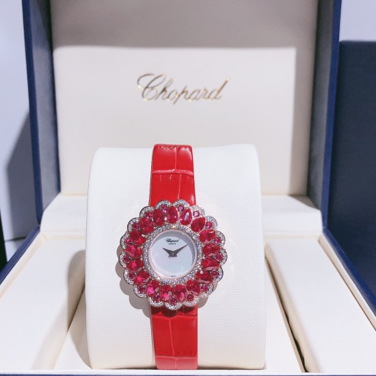 实拍 萧邦-Chopard❥ Precious Chopard系列❥瑞士石英机芯❥蓝宝石玻璃镜面❥表壳直径约36mm 厚度约8mm❥今年以“舞会”为主题,推出Precious Chopard系列高级珠宝与珠宝表新作。以钻石和多种彩色贵重宝石为Precious Chopard系列珠宝装饰出华丽的外衣,由最出色的珠宝师以卓绝工艺精心制作,散发出盛大晚会的恢宏气势。 实拍 萧邦-Chopard❥ Precious Chopard系列❥瑞士石英机芯❥蓝宝石玻璃镜面❥表壳直径约36mm 厚度约8mm❥今年以“舞会”为主题,推出Precious Chopard系列高级珠宝与珠宝表新作。以钻石和多种彩色贵重宝石为Precious Chopard系列珠宝装饰出华丽的外衣,由最出色的珠宝师以卓绝工艺精心制作,散发出盛大晚会的恢宏气势。