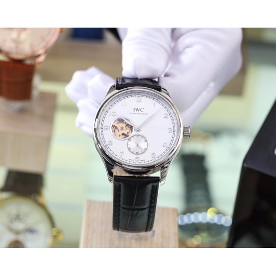 品牌：万国 IWC表带：真牛皮/316L精钢表带机芯：全自动机械机芯材料：矿物质超强镜面尺寸：直径41mm厚12mm！