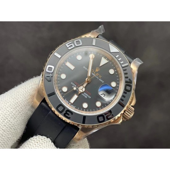 升级版全新到货，劳力士ROLEX游艇名仕型「116655」装载3135机芯，40mm 316L精钢表壳铸造18ct永恒玫瑰金，双向旋转60分钟刻度外圈配哑黑色Cerachrom陶质圈口，凸显抛光立体数字！新款Pyesterflex橡胶表带亦配备蚝式保险扣，人性化二级可剪设计，佩戴稳固从而更加舒适！字面刻度填充进口Chromalight长效果蓝色物料！原装保护胶罩，可检验圈口的外径尺寸是否与原装一致。超级复刻，只有少量，速度要快，动作要帅[机智]现下单外赠一副橡胶表带。