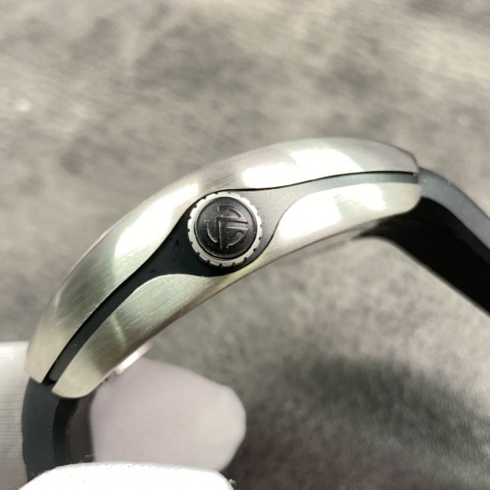 Franck Muller 法兰克穆勒 V45 自动机械腕表 。酒桶形精钢表壳搭配拱型蓝宝石镜面 ,拉丝纹表盘立体搪瓷刻度 ,日本西铁城9015自动机械机芯 ,黑色橡胶镶嵌牛皮表带 ,蝴蝶双按扣 。尺寸43.5mmX54.5mm。尽显休闲运动设计风格。tw厂出品,出货实拍 Franck Muller 法兰克穆勒 V45 自动机械腕表 。酒桶形精钢表壳搭配拱型蓝宝石镜面 ,拉丝纹表盘立体搪瓷刻度 ,日本西铁城9015自动机械机芯 ,黑色橡胶镶嵌牛皮表带 ,蝴蝶双按扣 。尺寸43.5mmX54.5mm。尽显休闲运动设计风格。tw厂出品,出货实拍