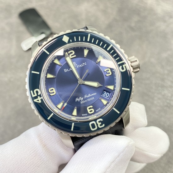 JB BLANCPAIN 宝珀 五十噚 五十寻 5015-12B40-O52A 潜水表 钛合金拉丝纹表壳 夜光蓝宝石表圈 蓝宝石镜面镀防眩光蓝膜 镀铑指针 蓝色日内瓦纹表盘(白色字印刷相对其他版本覆盖更好了) 超强夜光 1315机芯(调时间方向与原装相同,顺时针方向拧表冠分针顺时针走) 陶瓷自动砣 背透底盖 深蓝色尼龙纤维革表带 钛合金针扣 送表带更换工具两把以及表带安装生耳螺丝一对 45mm ZF厂出品 出货实拍 JB BLANCPAIN 宝珀 五十噚 五十寻 5015-12B40-O52A 潜水表 钛合金拉丝纹表壳 夜光蓝宝石表圈 蓝宝石镜面镀防眩光蓝膜 镀铑指针 蓝色日内瓦纹表盘(白色字印刷相对其他版本覆盖更好了) 超强夜光 1315机芯(调时间方向与原装相同,顺时针方向拧表冠分针顺时针走) 陶瓷自动砣 背透底盖 深蓝色尼龙纤维革表带 钛合金针扣 送表带更换工具两把以及表带安装生耳螺丝一对 45mm ZF厂出品 出货实拍