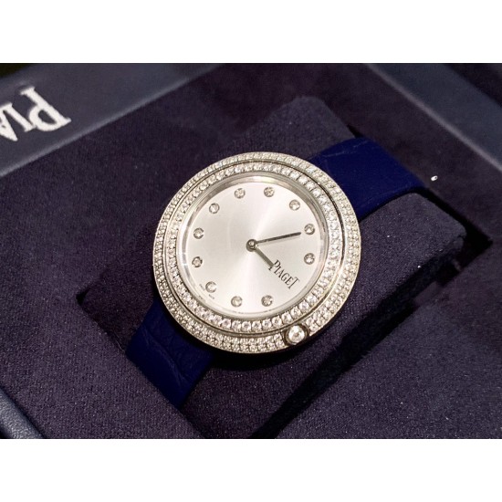 实拍 伯爵-PIAGET 女士腕表 瑞士石英机芯 316L精钢表壳 真牛皮表带 尺寸34*8mm 蓝宝石玻璃镜面 简约的设计,大胆而多彩的配色,以及旋转表圈是伯爵品牌 Possession腕表的特质所在。通过品牌制表师们天马星空的创意,将各个亮色的表带与贵金属、钻石、精钢材质相融,通过圆形盘面的演绎,令全新的 Possession腕表越发闪耀夺目,给人眼前一亮之感。 实拍 伯爵-PIAGET 女士腕表 瑞士石英机芯 316L精钢表壳 真牛皮表带 尺寸34*8mm 蓝宝石玻璃镜面 简约的设计,大胆而多彩的配色,以及旋转表圈是伯爵品牌 Possession腕表的特质所在。通过品牌制表师们天马星空的创意,将各个亮色的表带与贵金属、钻石、精钢材质相融,通过圆形盘面的演绎,令全新的 Possession腕表越发闪耀夺目,给人眼前一亮之感。