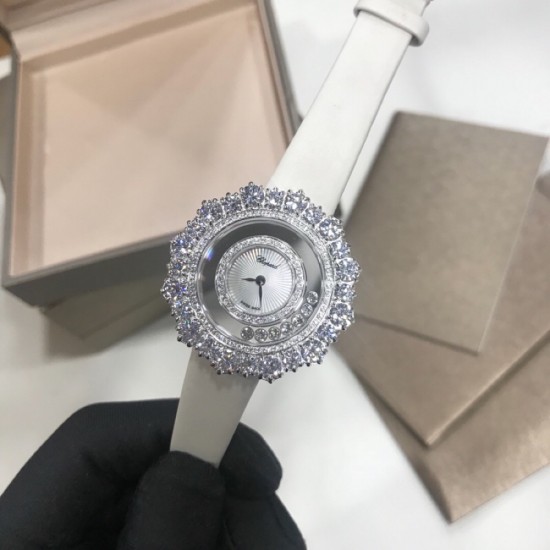 萧邦Happy Diamonds系列特别款!2019年官网力推款!2018即将过去,新的一年从元旦开始!枫叶美丽并寓意着坚毅精神!即代表永恒爱情送给恋人,也代表对美好的回忆,可送给一路陪伴的朋友,还代表一种岁月的轮回。1比1超前做工同步首发!表面配置三块蓝宝石防刮玻璃,瑞士朗达机芯,尺寸:外径34mm内径14mm。表带14/12。 萧邦Happy Diamonds系列特别款!2019年官网力推款!2018即将过去,新的一年从元旦开始!枫叶美丽并寓意着坚毅精神!即代表永恒爱情送给恋人,也代表对美好的回忆,可送给一路陪伴的朋友,还代表一种岁月的轮回。1比1超前做工同步首发!表面配置三块蓝宝石防刮玻璃,瑞士朗达机芯,尺寸:外径34mm内径14mm。表带14/12。