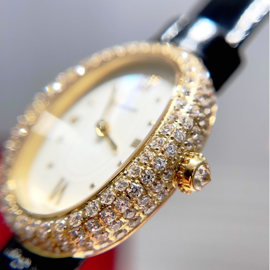 Baignoire de Cartier W:25mm L:32mmBaignoire de Cartier 卡地亚Baignoire1920#浴缸1920系列,进口瑞士石英机芯。316L精钢表壳表扣。整体5A莫桑石镶嵌,淬火钢蓝指针,拱形水晶镜面。表壳尺寸:宽度25mm长度32mm Baignoire de Cartier W:25mm L:32mmBaignoire de Cartier 卡地亚Baignoire1920#浴缸1920系列,进口瑞士石英机芯。316L精钢表壳表扣。整体5A莫桑石镶嵌,淬火钢蓝指针,拱形水晶镜面。表壳尺寸:宽度25mm长度32mm
