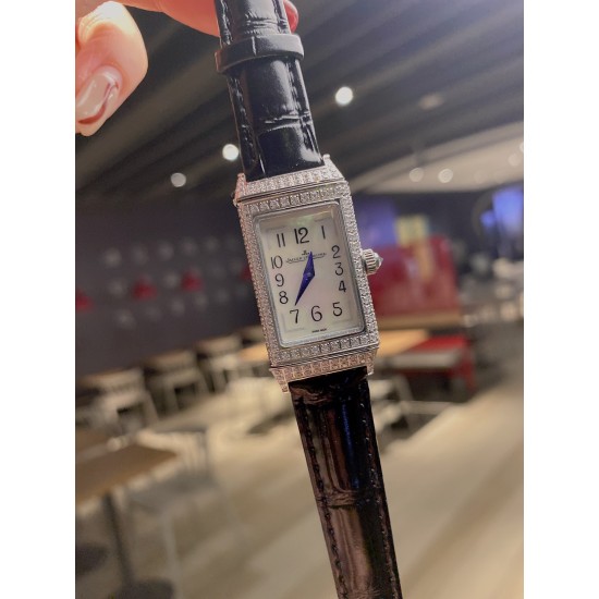 狠货来袭 积家 翻转满钻系列 牛皮台湾厂立体数字!三码合一 (搭配原装表扣凸出立体Logo ✅ )质量杠杠! 零0⃣️返修。深度防水。把头、后盖、于正品一致!壳套:珠宝镶钻表壳、316L精钢、深度防水!玻璃:采用蓝宝石水晶表镜表带:进口意大利牛皮 美洲鳄鱼皮表带尺寸:长度40.1mm宽度20mm机芯:瑞士进口机芯!搭配:保修卡 吊牌 底盖 三码合一编码:3356868 狠货来袭 积家 翻转满钻系列 牛皮台湾厂立体数字!三码合一 (搭配原装表扣凸出立体Logo ✅ )质量杠杠! 零0⃣️返修。深度防水。把头、后盖、于正品一致!壳套:珠宝镶钻表壳、316L精钢、深度防水!玻璃:采用蓝宝石水晶表镜表带:进口意大利牛皮 美洲鳄鱼皮表带尺寸:长度40.1mm宽度20mm机芯:瑞士进口机芯!搭配:保修卡 吊牌 底盖 三码合一编码:3356868