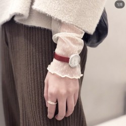 实拍 伯爵-PIAGET 女士腕表 瑞士石英机芯 316L精钢表壳 真牛皮表带 尺寸34*8mm 蓝宝石玻璃镜面 简约的设计,大胆而多彩的配色,以及旋转表圈是伯爵品牌 Possession腕表的特质所在。通过品牌制表师们天马星空的创意,将各个亮色的表带与贵金属、钻石、精钢材质相融,通过圆形盘面的演绎,令全新的 Possession腕表越发闪耀夺目,给人眼前一亮之感