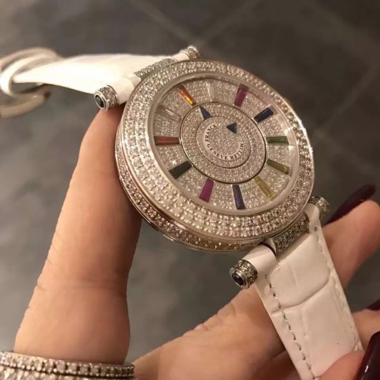 FRANCK MULLER【法兰克•穆勒】神秘时间 玩转表界 2020年新款女式腕表,官网同步更新,奢华的经典著作当属FM出品,纯钢外壳,镶嵌施华洛世奇水晶,高端的奢华与尊贵,经典满钻字面,突破设计风格和寓意深刻,改变需要新形象,你值得拥有。进口2836全自动机械,蓝宝石镜面,亮色真牛皮表带。尺寸大号42mm 小号38mm FRANCK MULLER【法兰克•穆勒】神秘时间 玩转表界 2020年新款女式腕表,官网同步更新,奢华的经典著作当属FM出品,纯钢外壳,镶嵌施华洛世奇水晶,高端的奢华与尊贵,经典满钻字面,突破设计风格和寓意深刻,改变需要新形象,你值得拥有。进口2836全自动机械,蓝宝石镜面,亮色真牛皮表带。尺寸大号42mm 小号38mm