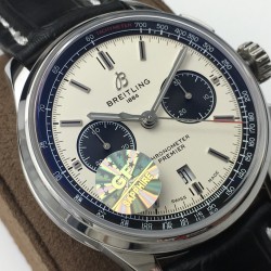 GF新品百年灵璞雅B01计时腕表Premier B01 Chronograph （吴彦祖同款）材质： 316L精钢直径： 42毫米厚度： 13.65毫米表镜： 锅盖弧面蓝宝石，双面防眩处理表底： 旋入式精钢，透明蓝宝石表冠： 非旋入式，双密封垫机芯：Asia-7750机芯GF出品，复刻首选！