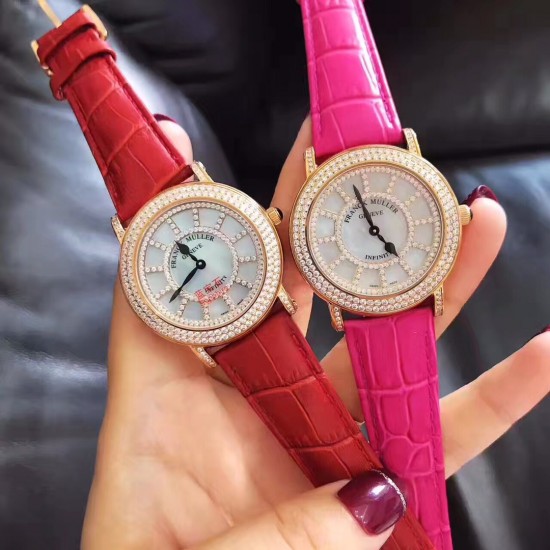法兰克穆勒Franck muller ⏱FM新款镶钻简约女表✔️表壳表盘均选用进口5A水钻镶嵌、绝不掉钻‼️表盘很立体的双层字面、底层采用高端定制天然母贝、颜色炫彩自然、12个刻度用水钻镶嵌、立体感十足真皮表带、钢壳、进口石英机芯、蓝宝石水晶玻璃镜面、高品质、表盘直径约36毫米❗️这个夏天不离手的时尚单品 法兰克穆勒Franck muller ⏱FM新款镶钻简约女表✔️表壳表盘均选用进口5A水钻镶嵌、绝不掉钻‼️表盘很立体的双层字面、底层采用高端定制天然母贝、颜色炫彩自然、12个刻度用水钻镶嵌、立体感十足真皮表带、钢壳、进口石英机芯、蓝宝石水晶玻璃镜面、高品质、表盘直径约36毫米❗️这个夏天不离手的时尚单品