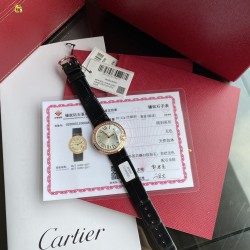 真钻真钻！独家渠道，卡地亚新款白气球系列，44颗小钻为vs南非真钻   18k真金电镀 蓝宝石水晶玻璃镜面 黑色鳄鱼皮表带更衬玫瑰金的光泽。比容易撞款的篮气球耐看多了。表盘尺寸30。不大不小的尺寸。剑形镀金指针 4点钟位置镶嵌施华洛世奇明亮式切割圆钻 有一说一 不来虚的 支持专柜对比，送礼首选，非人为损坏免费保修。