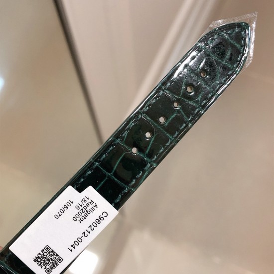 实拍 萧邦限量款祖母绿来啦! 都说男戴万国女戴萧邦 有金(进)有钻(赚)寓意也很好表盘内的钻石滚珠可自由滑行转动有5钻 有7钻选择 时来运转 财运滚滚绿色美洲鳄鱼皮 这个绿色简直不要太好看了 表盘36mm 一种半钢半金,一种全金,蓝宝石双层玻璃镜面,2892自动上链机械机芯限量款哦。少量到货 实拍 萧邦限量款祖母绿来啦! 都说男戴万国女戴萧邦 有金(进)有钻(赚)寓意也很好表盘内的钻石滚珠可自由滑行转动有5钻 有7钻选择 时来运转 财运滚滚绿色美洲鳄鱼皮 这个绿色简直不要太好看了 表盘36mm 一种半钢半金,一种全金,蓝宝石双层玻璃镜面,2892自动上链机械机芯限量款哦。少量到货