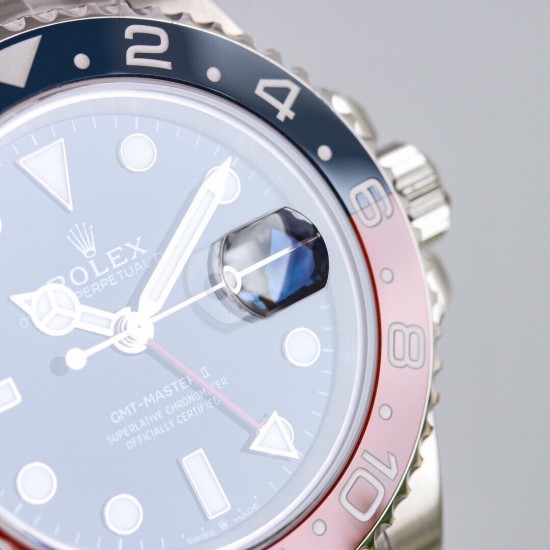 ROLEX 劳力士 GMT格林尼治 采用专柜机芯3285一体机芯蓝游丝和原版同样通过调试时针快跳调整日历的功能瞬跳，和原版一样的GMT双时区表针在底部时针上面的第二层，由下到上的顺序为：时针-双时区针-分钟-秒钟。[666][666]本次可乐/国米圈可以说是95%以上的相似度/在各个角度均有这个95%水准。后续有详细颜色对比。本次圈口为独立开发，区别于市面上的任何版本。[强]表盘/指针/玻璃/表壳就不再一一赘述，原装一比一开模制作，保持大厂工艺水准。