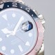 ROLEX 劳力士 GMT格林尼治 采用专柜机芯3285一体机芯蓝游丝和原版同样通过调试时针快跳调整日历的功能瞬跳，和原版一样的GMT双时区表针在底部时针上面的第二层，由下到上的顺序为：时针-双时区针-分钟-秒钟。[666][666]本次可乐/国米圈可以说是95%以上的相似度/在各个角度均有这个95%水准。后续有详细颜色对比。本次圈口为独立开发，区别于市面上的任何版本。[强]表盘/指针/玻璃/表壳就不再一一赘述，原装一比一开模制作，保持大厂工艺水准。