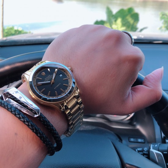 劳力士 ROLEX R2 简约而典雅的316L精钢壳套 镶入钨钢材质 台湾工厂最高工艺塑造 搭载最新原装进口机械机芯(零返修)蓝宝石防刮镜面,原装蝴蝶按扣,塑造顶级完美腕表。绅士所拥有的标准尺寸40mm*11mm。高贵雅致及精美细腻的工艺!对完美的不懈追求 三杰精致推荐男士机械腕表 SJ为你精心制作超真实写照 劳力士 ROLEX R2 简约而典雅的316L精钢壳套 镶入钨钢材质 台湾工厂最高工艺塑造 搭载最新原装进口机械机芯(零返修)蓝宝石防刮镜面,原装蝴蝶按扣,塑造顶级完美腕表。绅士所拥有的标准尺寸40mm*11mm。高贵雅致及精美细腻的工艺!对完美的不懈追求 三杰精致推荐男士机械腕表 SJ为你精心制作超真实写照