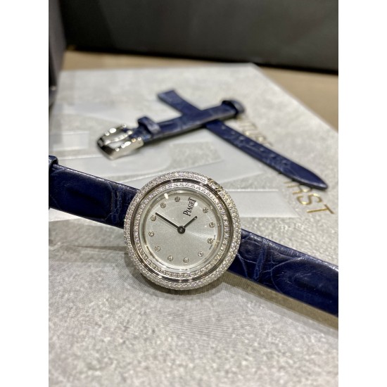 全网女生听我的!买它…❤️。 伯爵“时来运转”顶级奢侈品入门款精致的 29mm尺寸大小!第一眼看到它的时候我一眼就中,首先是外观设计足够百搭,➕上外层一圈可来回转动 很有寓意、一起“转动,遇见非凡”。上手很秀气,彩色鳄鱼皮可轻松拆卸 看上去就高端,机芯采用瑞士进口石英机芯,螺旋式表圈316L精钢打磨抛光 表面光亮如镜、表盘内圈钻石刻度 11颗⭕️圆形美钻(约0.07克拉)外圈一颗圆形美钻(约0.05克拉) 全网女生听我的!买它…❤️。 伯爵“时来运转”顶级奢侈品入门款精致的 29mm尺寸大小!第一眼看到它的时候我一眼就中,首先是外观设计足够百搭,➕上外层一圈可来回转动 很有寓意、一起“转动,遇见非凡”。上手很秀气,彩色鳄鱼皮可轻松拆卸 看上去就高端,机芯采用瑞士进口石英机芯,螺旋式表圈316L精钢打磨抛光 表面光亮如镜、表盘内圈钻石刻度 11颗⭕️圆形美钻(约0.07克拉)外圈一颗圆形美钻(约0.05克拉)
