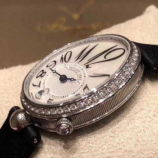 实拍 Breguet-宝玑那不勒斯皇后系列! 史上最强最美 超薄 最新升级版本 绝对值得拥有的一款 正品一致的拉丁料绢表带 蓝宝石拱桥弧形玻璃 表盘用天然白色珍珠母贝 阿拉伯数字时符 经典的蓝钢宝玑指针 6点位设有一颗水滴形钻石 机芯是586/1自动上链机 我们一直正品完美复刻 那不勒斯皇后款 绝对的女神气质名媛款 最重要的是百搭得来不失少女心 必入款❗带上一秒变女神,各种派对,晚会,聚会,约会,发布会,让你BlingBling。 实拍 Breguet-宝玑那不勒斯皇后系列! 史上最强最美 超薄 最新升级版本 绝对值得拥有的一款 正品一致的拉丁料绢表带 蓝宝石拱桥弧形玻璃 表盘用天然白色珍珠母贝 阿拉伯数字时符 经典的蓝钢宝玑指针 6点位设有一颗水滴形钻石 机芯是586/1自动上链机 我们一直正品完美复刻 那不勒斯皇后款 绝对的女神气质名媛款 最重要的是百搭得来不失少女心 必入款❗带上一秒变女神,各种派对,晚会,聚会,约会,发布会,让你BlingBling。