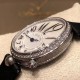 实拍 Breguet-宝玑那不勒斯皇后系列! 史上最强最美 超薄 最新升级版本 绝对值得拥有的一款 正品一致的拉丁料绢表带 蓝宝石拱桥弧形玻璃 表盘用天然白色珍珠母贝 阿拉伯数字时符 经典的蓝钢宝玑指针 6点位设有一颗水滴形钻石 机芯是586/1自动上链机 我们一直正品完美复刻 那不勒斯皇后款 绝对的女神气质名媛款 最重要的是百搭得来不失少女心 必入款❗带上一秒变女神,各种派对,晚会,聚会,约会,发布会,让你BlingBling。 实拍 Breguet-宝玑那不勒斯皇后系列! 史上最强最美 超薄 最新升级版本 绝对值得拥有的一款 正品一致的拉丁料绢表带 蓝宝石拱桥弧形玻璃 表盘用天然白色珍珠母贝 阿拉伯数字时符 经典的蓝钢宝玑指针 6点位设有一颗水滴形钻石 机芯是586/1自动上链机 我们一直正品完美复刻 那不勒斯皇后款 绝对的女神气质名媛款 最重要的是百搭得来不失少女心 必入款❗带上一秒变女神,各种派对,晚会,聚会,约会,发布会,让你BlingBling。