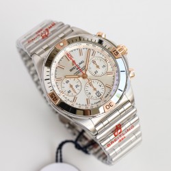 【硬核钢王】GF新品百年灵Chronomat，备受关注的蝴蝶扣辊珠精钢表链因其类似“子弹”的外形被称为“子弹链”。一体式圆滑倒角处理，每一处细节都展现出高辨识度机械美感！表壳纵向拉丝更显GF超凡的打磨功力！材质： 316L精钢直径： 42毫米机芯：Asia-7750机芯GF出品，复刻首选！