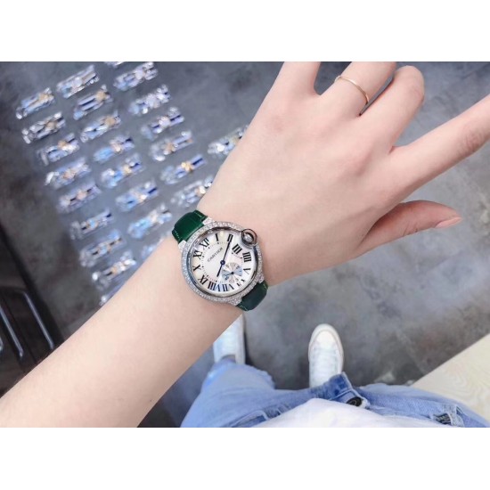 卡地亚 CARTIER 蓝气球奢华系列,316L精钢材质,简约又别具品味,摒弃了现代盛行的繁复华丽的修饰,以简约重新诠释唯美,打造独家高品质,采用高级珍珠贝母制作出表盘,优雅精致高贵气质尽显无漏。尺寸36mm*12mm。 卡地亚 CARTIER 蓝气球奢华系列,316L精钢材质,简约又别具品味,摒弃了现代盛行的繁复华丽的修饰,以简约重新诠释唯美,打造独家高品质,采用高级珍珠贝母制作出表盘,优雅精致高贵气质尽显无漏。尺寸36mm*12mm。