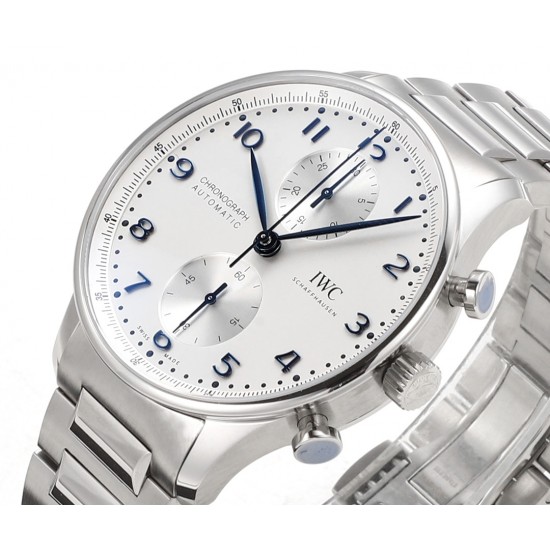 V6S新品,IWC万国表为其经典全新葡萄牙系列计时腕表推出首款精钢表链款式。IWC万国表首次为这款经典时计系列腕表配备精钢表链,令IWC万国表葡萄牙系列计时腕表更添几分灵活随性。表链经过抛光与拉丝工艺修饰,精密入微,优美雅致;蝴蝶式折叠表扣赋予其符合人体工学的贴心设计,细腻贴合手腕,佩戴无比舒适。配备精钢表链的全新表款采用精钢表壳,腕表内部搭载IWC万国表自制69355型计时机芯,坚固而精准,采用经典导柱轮设计,透过蓝宝石玻璃表背可纵览机芯风采。高效双向棘爪上链系统提供46小时动力储备。 V6S新品,IWC万国表为其经典全新葡萄牙系列计时腕表推出首款精钢表链款式。IWC万国表首次为这款经典时计系列腕表配备精钢表链,令IWC万国表葡萄牙系列计时腕表更添几分灵活随性。表链经过抛光与拉丝工艺修饰,精密入微,优美雅致;蝴蝶式折叠表扣赋予其符合人体工学的贴心设计,细腻贴合手腕,佩戴无比舒适。配备精钢表链的全新表款采用精钢表壳,腕表内部搭载IWC万国表自制69355型计时机芯,坚固而精准,采用经典导柱轮设计,透过蓝宝石玻璃表背可纵览机芯风采。高效双向棘爪上链系统提供46小时动力储备。