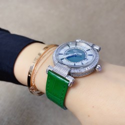 ★实拍 萧邦 CHOPARD IMPERIALE 系列腕表。独特风格带您走进一个新阶段并且成功塑造了崇尚自我表达和与众不同的生活化概念，316精钢材质，此表款全手工镶嵌施华洛世奇水晶钻，成为了美式奢侈生活风格的代表！进口石英机芯以及精细做工，佩戴贴手舒适，设计风格简约明朗。充满奢华璀璨的气息，光彩夺人、让你瞬间提升华丽的气质 ！
