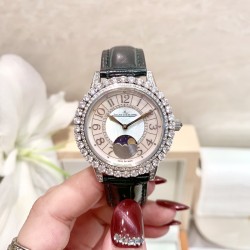 实拍 积家-Jaeger-LeCoultre DAZZLING RENDEZ- VOUS MOON约会系列月相珠宝腕表月之女神，是浪漫与柔美的象征，她掌管着大自然中的潮起潮落和季节更替,是艺术家与诗人们的灵感源泉，在温润莹亮的白色珍珠母贝映衬下,晶莹璀璨的钻石散发出夜空般的静谧之美，表圈镶嵌108颗 钻石,组成两个环绕表壳的同心圆。由36颗以爪镶工艺镶嵌的 钻石组成的外圈,为光芒闪耀的表圈营造出轻盈美妙的质感，尺寸36mm的精钢表壳搭配进口瑞士石英，采用蓝宝石水晶玻璃。