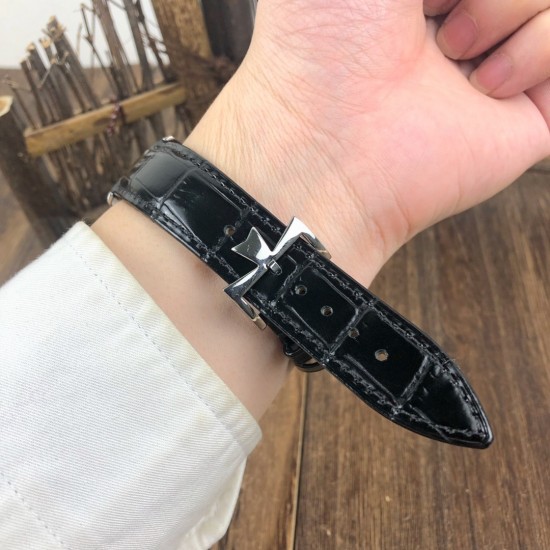 【 VACHERON CONSTANTIN 】江诗丹顿 贵族的艺术品!搭配进口机芯(0返修)台湾厂进口316精钢塑造!字面采用3D油压鱼鳞纹技术,立体感十足,搭配意大利进口小牛皮!耗时6个月打造壳身 堪称完美无缺,尺寸41mm。耐磨防刮蓝宝石双卜玻璃!超强防水50米!江诗丹顿历经风雨一直以来都是销量冠军,独特而奢华的设计风格广受好评,是成功魅力人士的首选,怒荐! 【 VACHERON CONSTANTIN 】江诗丹顿 贵族的艺术品!搭配进口机芯(0返修)台湾厂进口316精钢塑造!字面采用3D油压鱼鳞纹技术,立体感十足,搭配意大利进口小牛皮!耗时6个月打造壳身 堪称完美无缺,尺寸41mm。耐磨防刮蓝宝石双卜玻璃!超强防水50米!江诗丹顿历经风雨一直以来都是销量冠军,独特而奢华的设计风格广受好评,是成功魅力人士的首选,怒荐!