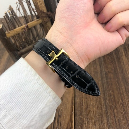 【 VACHERON CONSTANTIN 】江诗丹顿 贵族的艺术品!搭配进口机芯(0返修)台湾厂进口316精钢塑造!字面采用3D油压鱼鳞纹技术,立体感十足,搭配意大利进口小牛皮!耗时6个月打造壳身 堪称完美无缺,尺寸41mm。耐磨防刮蓝宝石双卜玻璃!超强防水50米!江诗丹顿历经风雨一直以来都是销量冠军,独特而奢华的设计风格广受好评,是成功魅力人士的首选,怒荐! 【 VACHERON CONSTANTIN 】江诗丹顿 贵族的艺术品!搭配进口机芯(0返修)台湾厂进口316精钢塑造!字面采用3D油压鱼鳞纹技术,立体感十足,搭配意大利进口小牛皮!耗时6个月打造壳身 堪称完美无缺,尺寸41mm。耐磨防刮蓝宝石双卜玻璃!超强防水50米!江诗丹顿历经风雨一直以来都是销量冠军,独特而奢华的设计风格广受好评,是成功魅力人士的首选,怒荐!