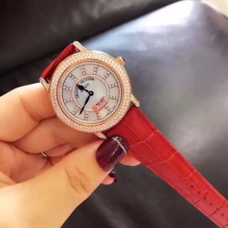 法兰克穆勒Franck muller ⏱FM新款镶钻简约女表✔️表壳表盘均选用进口5A水钻镶嵌、绝不掉钻‼️表盘很立体的双层字面、底层采用高端定制天然母贝、颜色炫彩自然、12个刻度用水钻镶嵌、立体感十足真皮表带、钢壳、进口石英机芯、蓝宝石水晶玻璃镜面、高品质、表盘直径约36毫米❗️这个夏天不离手的时尚单品