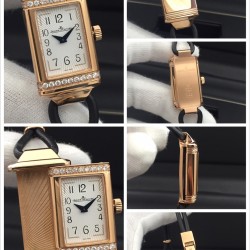 JAEGER-LECOULTRE  积家一号女装丝链翻转腕表瑞士石英1：1精致刻复 个性独特魅力，尺寸：33mmx16mm。材质：精钢打造，蓝宝水晶玻璃，太阳放射油压表盘，蓝色太妃形指针，搭配意大利纤细小牛皮绳，尽显貴族的风范！
