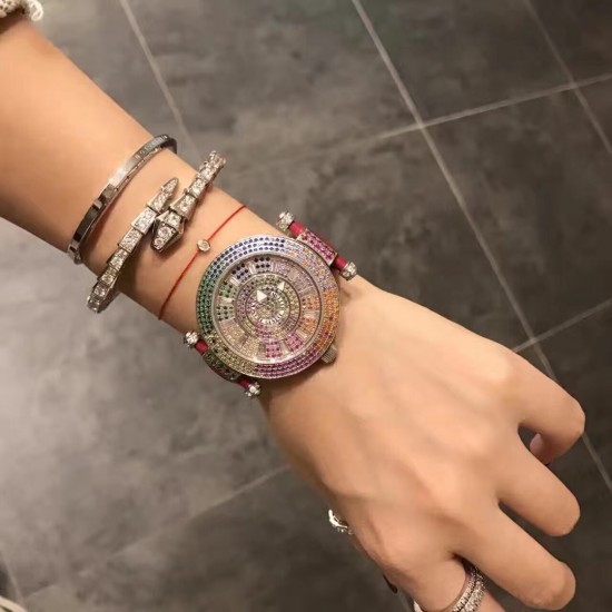 FRANCK MULLER【法兰克•穆勒】神秘时间 玩转表界 2020年新款女式腕表,官网同步更新,奢华的经典著作当属FM出品,纯钢外壳,镶嵌施华洛世奇水晶,高端的奢华与尊贵,经典满钻字面,突破设计风格和寓意深刻,改变需要新形象,你值得拥有。进口2836全自动机械,蓝宝石镜面,亮色真牛皮表带。尺寸大号42mm 小号38mm FRANCK MULLER【法兰克•穆勒】神秘时间 玩转表界 2020年新款女式腕表,官网同步更新,奢华的经典著作当属FM出品,纯钢外壳,镶嵌施华洛世奇水晶,高端的奢华与尊贵,经典满钻字面,突破设计风格和寓意深刻,改变需要新形象,你值得拥有。进口2836全自动机械,蓝宝石镜面,亮色真牛皮表带。尺寸大号42mm 小号38mm