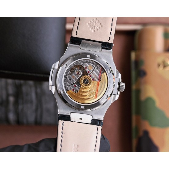 百达翡丽 运动优雅鹦鹉螺!表径40MM,极具奢华的镶施华洛世奇水钻,鹦鹉螺经典的圆润饱满的八角形外形搭配方形水钻更显高贵格调,成就了鹦鹉螺优雅而不失阳刚的经典运动款式。方钻表盘与表壳相呼应,浑然一体,经典的大三针悬于水钻之上,指针转动仿似流水不息、波涛汹涌,把动静之美皆呈现在精巧表盘之上。机芯百达翡丽324机芯,拥有极佳的稳定性,更将手表厚度控制到极致,佩戴更加舒适。 百达翡丽 运动优雅鹦鹉螺!表径40MM,极具奢华的镶施华洛世奇水钻,鹦鹉螺经典的圆润饱满的八角形外形搭配方形水钻更显高贵格调,成就了鹦鹉螺优雅而不失阳刚的经典运动款式。方钻表盘与表壳相呼应,浑然一体,经典的大三针悬于水钻之上,指针转动仿似流水不息、波涛汹涌,把动静之美皆呈现在精巧表盘之上。机芯百达翡丽324机芯,拥有极佳的稳定性,更将手表厚度控制到极致,佩戴更加舒适。