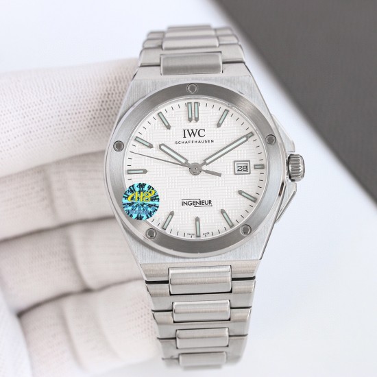 IWC 万国 全新工程师系列!全自动腕表40重塑了上世纪70年代杰罗.尊达风格!表盘经典网格设计和多边形螺丝表壳巨显独特,表带中间链节分别是(全沙带和中亮光)两种,同原装接件加强了腕表更适人体贴合度,蝴蝶式折叠表扣使佩戴感更加舒适。采用2824机芯改同32111机内配防磁盖2824机芯更加稳定!!尺寸40mm厚度10.7mm,冰蓝夜光 ,同时兼具典雅气质与动感活力,外观低调内敛,性能丰富多样。 IWC 万国 全新工程师系列!全自动腕表40重塑了上世纪70年代杰罗.尊达风格!表盘经典网格设计和多边形螺丝表壳巨显独特,表带中间链节分别是(全沙带和中亮光)两种,同原装接件加强了腕表更适人体贴合度,蝴蝶式折叠表扣使佩戴感更加舒适。采用2824机芯改同32111机内配防磁盖2824机芯更加稳定!!尺寸40mm厚度10.7mm,冰蓝夜光 ,同时兼具典雅气质与动感活力,外观低调内敛,性能丰富多样。