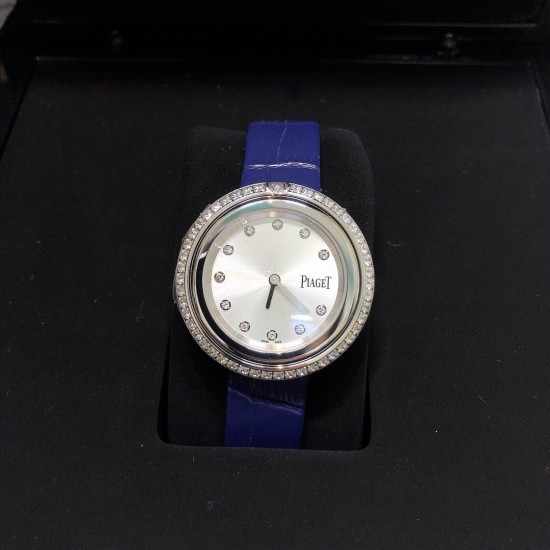 实拍 伯爵-PIAGET 女士腕表 瑞士石英机芯 316L精钢表壳 真牛皮表带 尺寸34*8mm 蓝宝石玻璃镜面 简约的设计,大胆而多彩的配色,以及旋转表圈是伯爵品牌 Possession腕表的特质所在。通过品牌制表师们天马星空的创意,将各个亮色的表带与贵金属、钻石、精钢材质相融,通过圆形盘面的演绎,令全新的 Possession腕表越发闪耀夺目,给人眼前一亮之感。 实拍 伯爵-PIAGET 女士腕表 瑞士石英机芯 316L精钢表壳 真牛皮表带 尺寸34*8mm 蓝宝石玻璃镜面 简约的设计,大胆而多彩的配色,以及旋转表圈是伯爵品牌 Possession腕表的特质所在。通过品牌制表师们天马星空的创意,将各个亮色的表带与贵金属、钻石、精钢材质相融,通过圆形盘面的演绎,令全新的 Possession腕表越发闪耀夺目,给人眼前一亮之感。