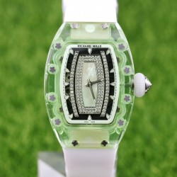 实拍 理查德•米勒清凉夏日最新款RichardMille RM 07-02✨酒桶形表壳由整块绿色由有机玻璃打造而成，配用原装西铁城全自动机芯，顶级橡树表带。尺寸为46mmx32mmx14mm。表壳加工无论从工程还是技术角度都堪称挑战，没有丝毫容错空间。女装腕表以著名的鸡尾酒及其蕴含的精神思潮为灵感。