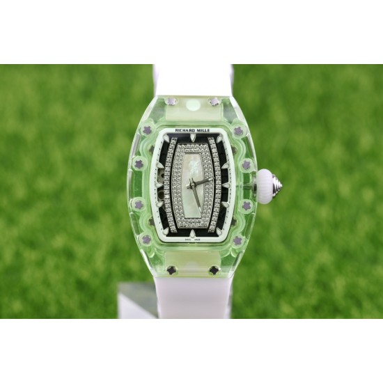 实拍 理查德•米勒清凉夏日最新款RichardMille RM 07-02✨酒桶形表壳由整块绿色由有机玻璃打造而成,配用原装西铁城全自动机芯,顶级橡树表带。尺寸为46mmx32mmx14mm。表壳加工无论从工程还是技术角度都堪称挑战,没有丝毫容错空间。女装腕表以著名的鸡尾酒及其蕴含的精神思潮为灵感。 实拍 理查德•米勒清凉夏日最新款RichardMille RM 07-02✨酒桶形表壳由整块绿色由有机玻璃打造而成,配用原装西铁城全自动机芯,顶级橡树表带。尺寸为46mmx32mmx14mm。表壳加工无论从工程还是技术角度都堪称挑战,没有丝毫容错空间。女装腕表以著名的鸡尾酒及其蕴含的精神思潮为灵感。