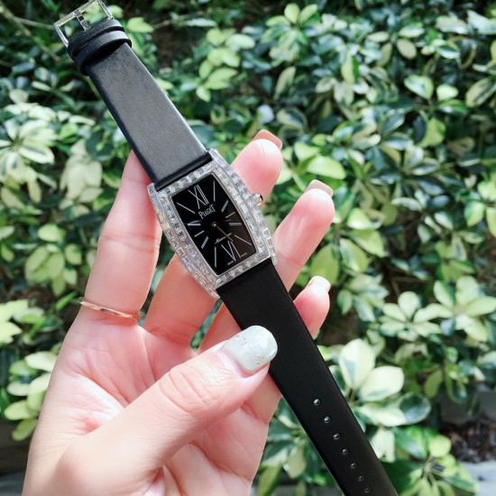 ★实拍 新款PlAGET-伯爵 Limelight酒桶形系列!尺寸27 x 38毫米。镶饰方形美钻。黑色陶瓷表冠。表扣镶饰13颗圆形美钻。蓝宝石水晶玻璃。这款Limelight酒桶形腕表犹如一套女装晚礼服,其白金表壳的每一面都镶饰着两行排列整齐的圆形美钻,将奢华优雅演绎得淋漓尽致。黑色的陶瓷表冠与黑色丝缎表带彼此呼应,形成了绝妙的搭配。银色的表盘泛着彩虹的光晕,而精巧纤细的黑色罗马数字时标则记录着光阴的流转,一览无遗。 ★实拍 新款PlAGET-伯爵 Limelight酒桶形系列!尺寸27 x 38毫米。镶饰方形美钻。黑色陶瓷表冠。表扣镶饰13颗圆形美钻。蓝宝石水晶玻璃。这款Limelight酒桶形腕表犹如一套女装晚礼服,其白金表壳的每一面都镶饰着两行排列整齐的圆形美钻,将奢华优雅演绎得淋漓尽致。黑色的陶瓷表冠与黑色丝缎表带彼此呼应,形成了绝妙的搭配。银色的表盘泛着彩虹的光晕,而精巧纤细的黑色罗马数字时标则记录着光阴的流转,一览无遗。