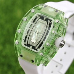 实拍 理查德•米勒清凉夏日最新款RichardMille RM 07-02✨酒桶形表壳由整块绿色由有机玻璃打造而成，配用原装西铁城全自动机芯，顶级橡树表带。尺寸为46mmx32mmx14mm。表壳加工无论从工程还是技术角度都堪称挑战，没有丝毫容错空间。女装腕表以著名的鸡尾酒及其蕴含的精神思潮为灵感。