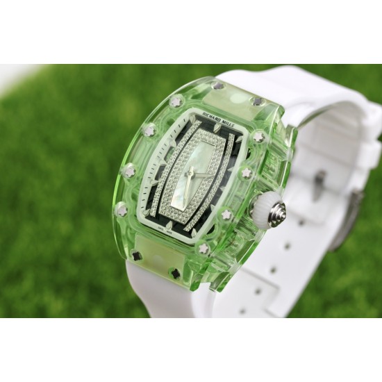 实拍 理查德•米勒清凉夏日最新款RichardMille RM 07-02✨酒桶形表壳由整块绿色由有机玻璃打造而成,配用原装西铁城全自动机芯,顶级橡树表带。尺寸为46mmx32mmx14mm。表壳加工无论从工程还是技术角度都堪称挑战,没有丝毫容错空间。女装腕表以著名的鸡尾酒及其蕴含的精神思潮为灵感。 实拍 理查德•米勒清凉夏日最新款RichardMille RM 07-02✨酒桶形表壳由整块绿色由有机玻璃打造而成,配用原装西铁城全自动机芯,顶级橡树表带。尺寸为46mmx32mmx14mm。表壳加工无论从工程还是技术角度都堪称挑战,没有丝毫容错空间。女装腕表以著名的鸡尾酒及其蕴含的精神思潮为灵感。