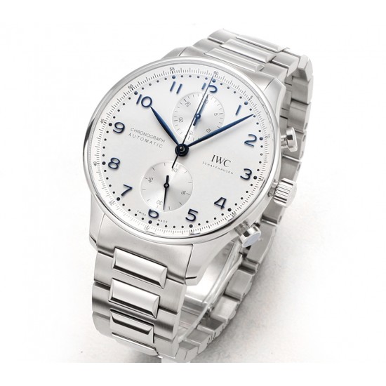 V6S新品,IWC万国表为其经典全新葡萄牙系列计时腕表推出首款精钢表链款式。IWC万国表首次为这款经典时计系列腕表配备精钢表链,令IWC万国表葡萄牙系列计时腕表更添几分灵活随性。表链经过抛光与拉丝工艺修饰,精密入微,优美雅致;蝴蝶式折叠表扣赋予其符合人体工学的贴心设计,细腻贴合手腕,佩戴无比舒适。配备精钢表链的全新表款采用精钢表壳,腕表内部搭载IWC万国表自制69355型计时机芯,坚固而精准,采用经典导柱轮设计,透过蓝宝石玻璃表背可纵览机芯风采。高效双向棘爪上链系统提供46小时动力储备。 V6S新品,IWC万国表为其经典全新葡萄牙系列计时腕表推出首款精钢表链款式。IWC万国表首次为这款经典时计系列腕表配备精钢表链,令IWC万国表葡萄牙系列计时腕表更添几分灵活随性。表链经过抛光与拉丝工艺修饰,精密入微,优美雅致;蝴蝶式折叠表扣赋予其符合人体工学的贴心设计,细腻贴合手腕,佩戴无比舒适。配备精钢表链的全新表款采用精钢表壳,腕表内部搭载IWC万国表自制69355型计时机芯,坚固而精准,采用经典导柱轮设计,透过蓝宝石玻璃表背可纵览机芯风采。高效双向棘爪上链系统提供46小时动力储备。